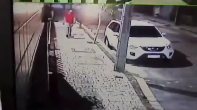 Video - Clip: Nam thanh niên bay người, tung cước hạ gục hai tên cướp
