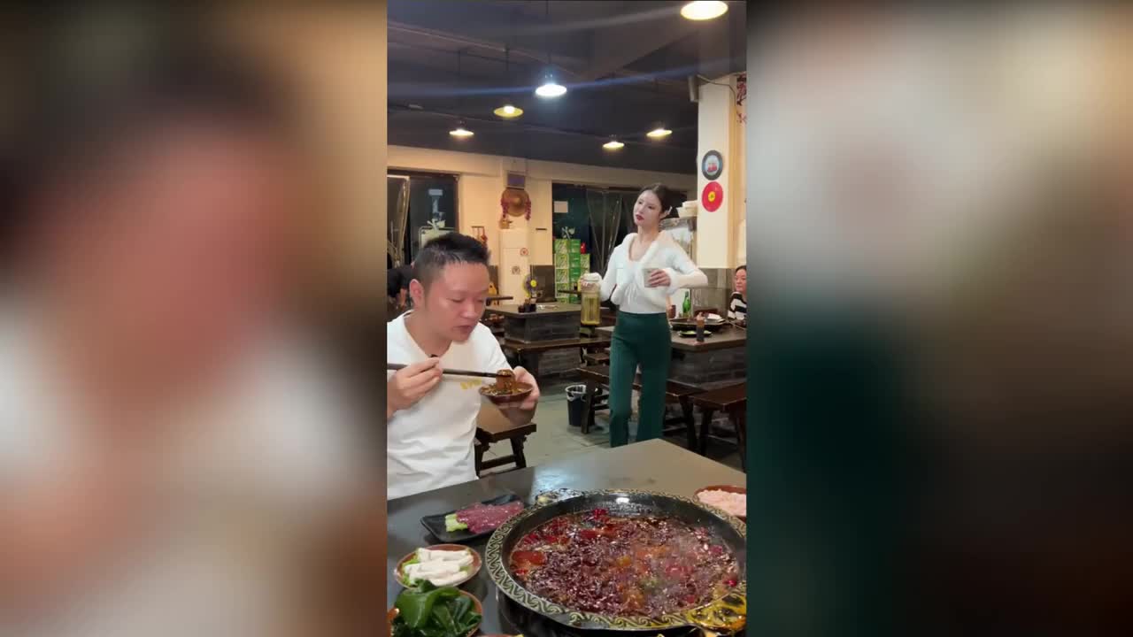 Video - Độc lạ: Cô chủ nhà hàng di chuyển như robot để thu hút khách