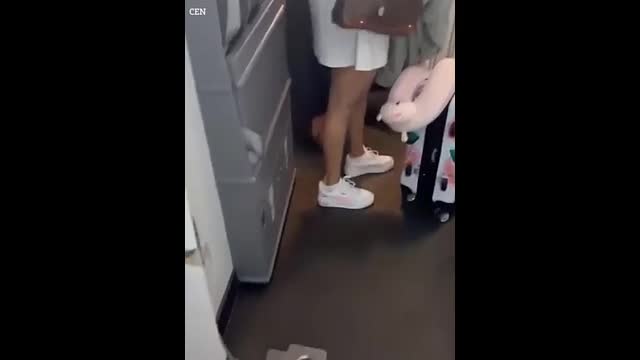 Video - Nam tiếp viên hàng không bị bắt quả tang quay lén dưới váy của cô gái
