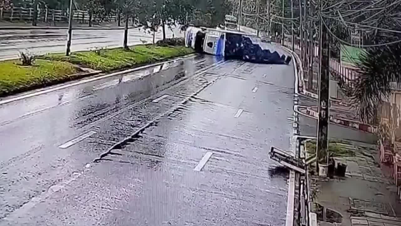 Video - Clip: Kinh hoàng xe chở gà lật trên đường trơn trượt