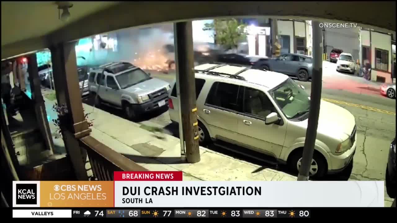 Video - Clip: Va chạm trên phố, xe cẩu lao như tên bắn đâm trúng 13 ô tô