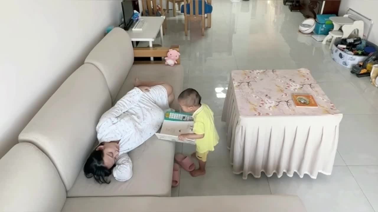 Video - Xem camera, cha mẹ xúc động khi thấy hành động của con trai 2 tuổi