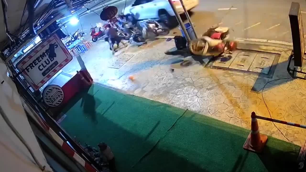 Video - Clip: Ô tô mất lái hạ gục hàng loạt xe máy như phim hành động