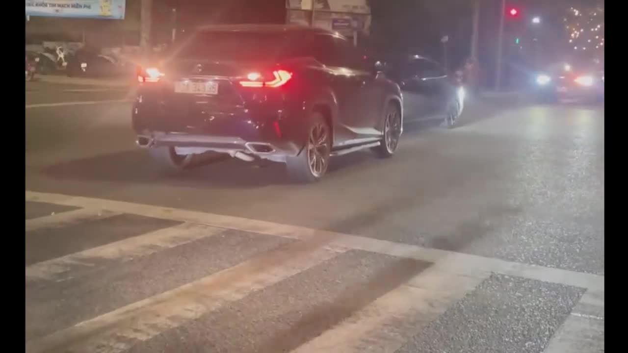 Video - Clip: Tài xế Lexus nhấn ga, tông trực diện ô tô 5 chỗ ở ngay ngã tư