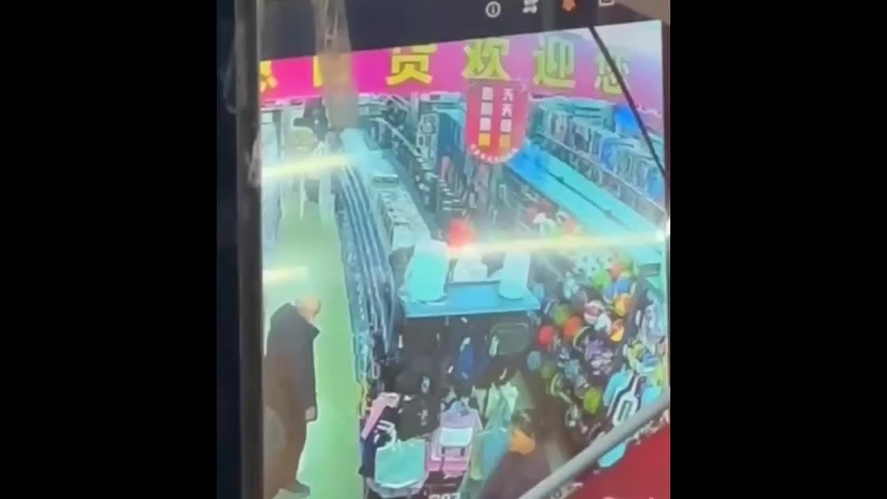 Video - Đang mua sắm trong siêu thị, khách hàng bị hố tử thần 'nuốt chửng'
