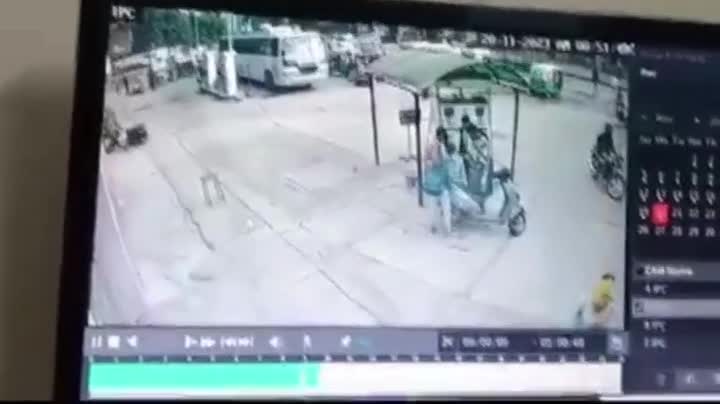Video - Clip: Vừa xuống xe, cô gái bị 2 gã đàn ông bắt cóc ngay giữa ban ngày