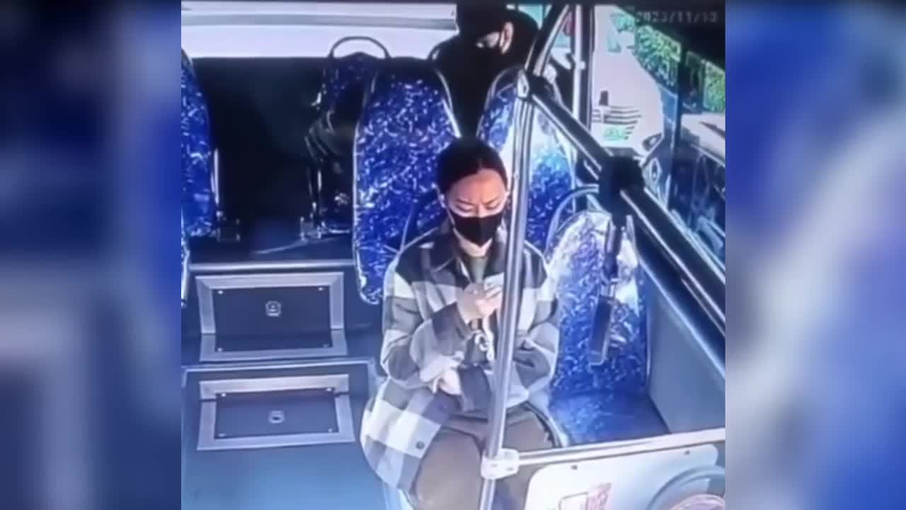 Video - Camera bóc trần hành động xấu xí của nam thanh niên trên xe buýt