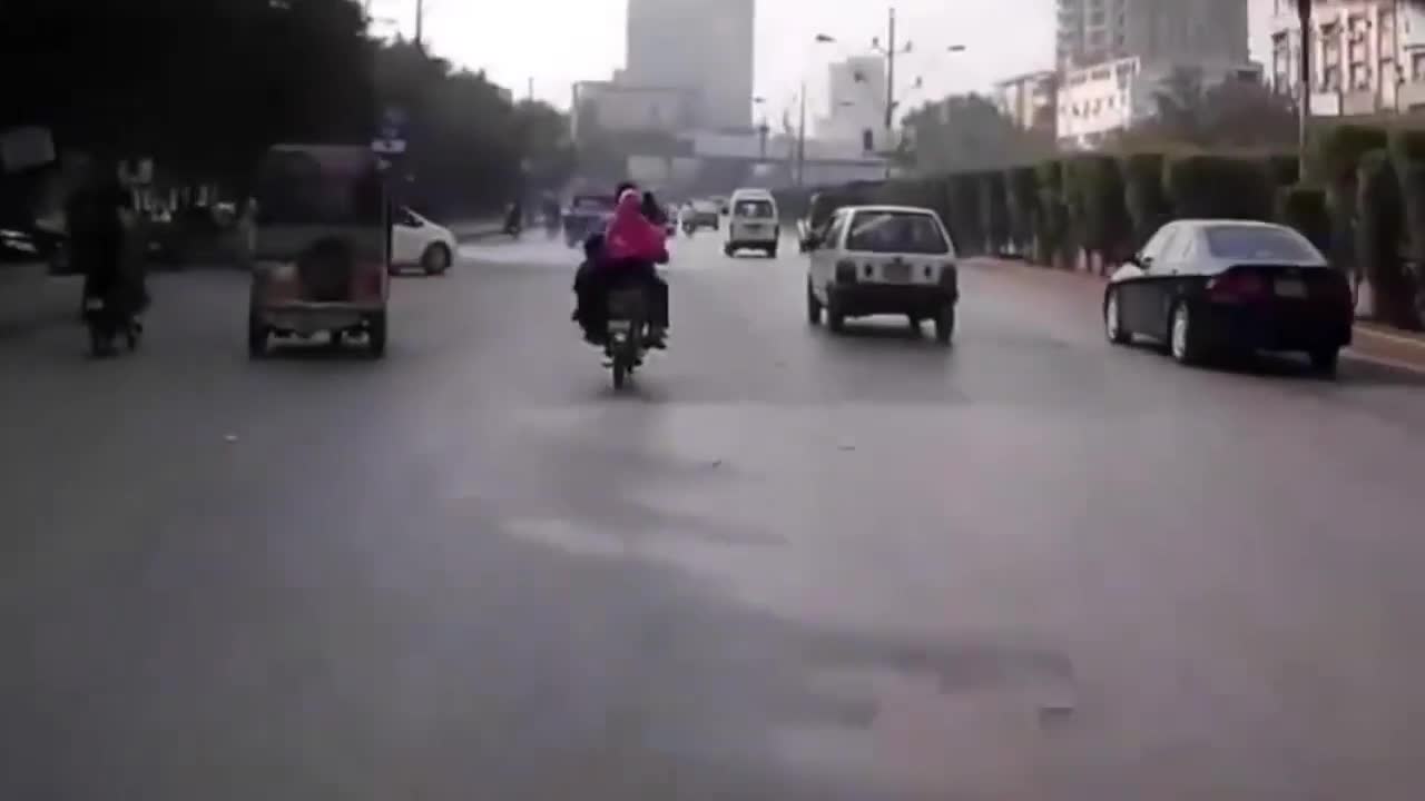 Video - Clip: Đang đi đường, cả gia đình bất ngờ bị quật ngã khỏi xe máy