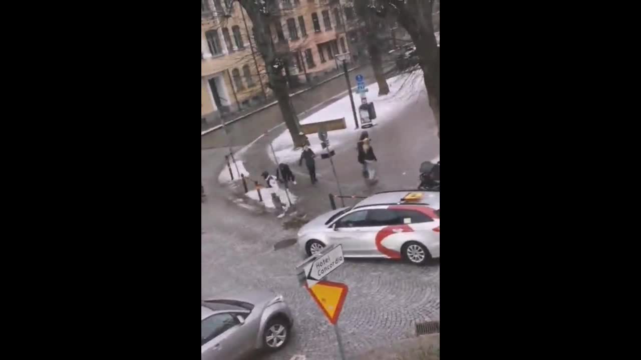 Video - Clip: Kỳ lạ nhiều người bị trượt ngã trên cùng một đoạn đường