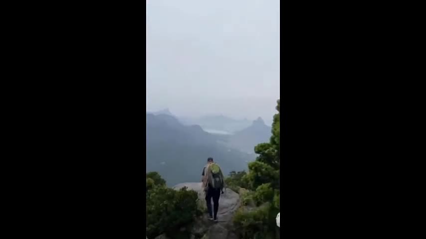 Video - Clip: Hướng dẫn viên du lịch bị sét đánh tử vong khi đang leo núi