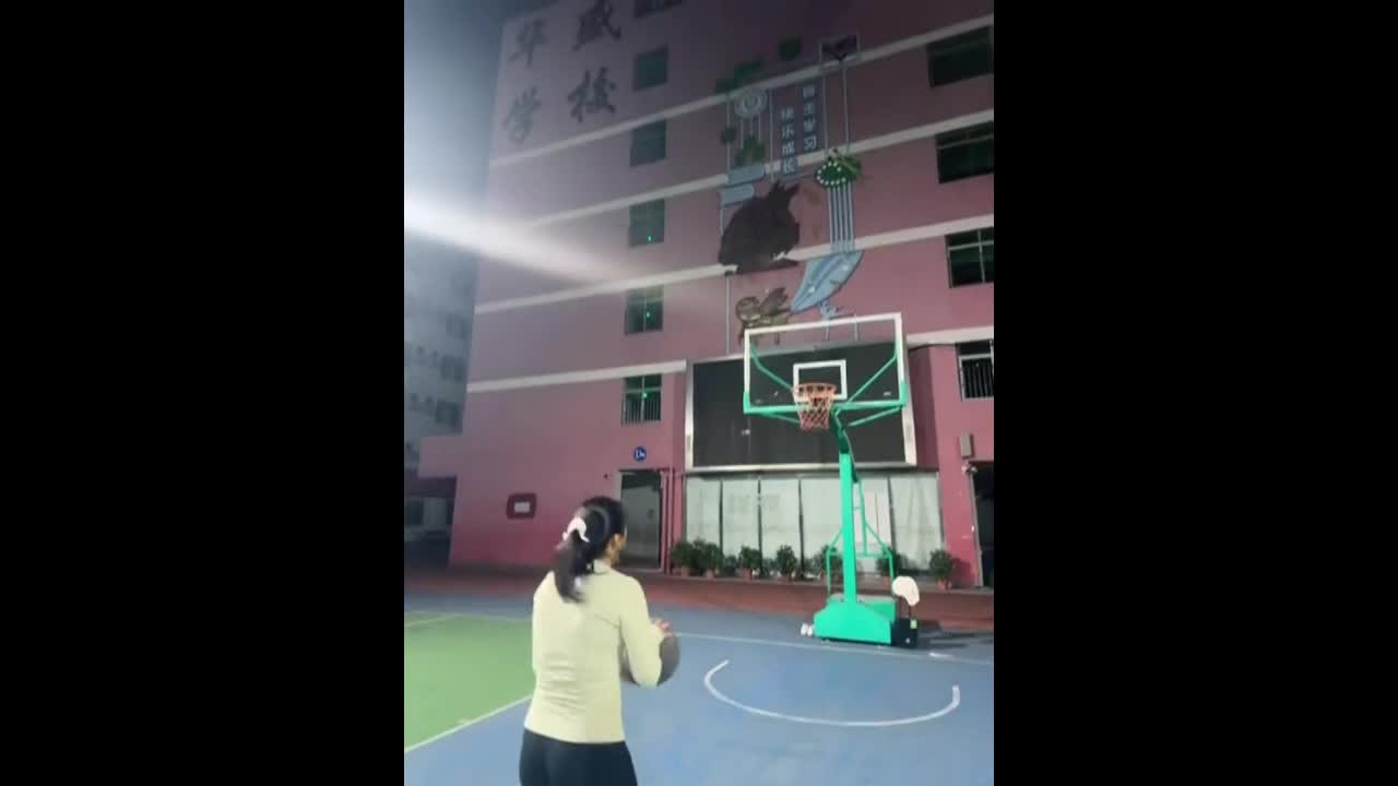 Video - Clip: Cú ném bóng rổ hoành tráng của cô gái và cái kết hài hước