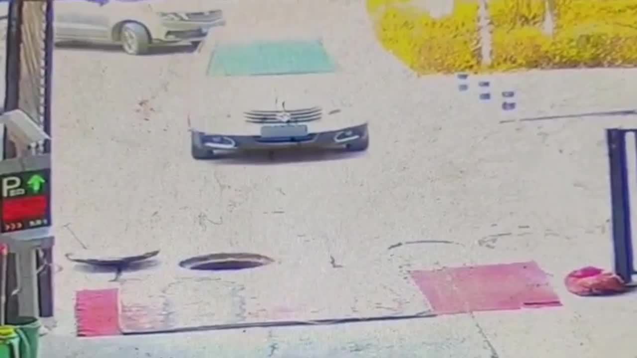 Video - Clip: Thò đầu ra khỏi hố ga, nam công nhân bị ô tô đâm trúng