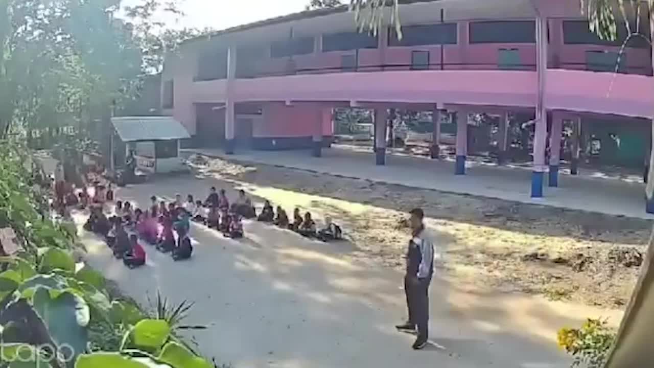Video - Người đàn ông cầm hung khí đi vào trường, học sinh hoảng sợ bỏ chạy