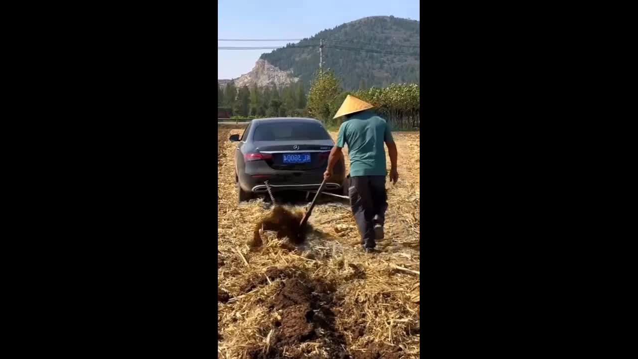 Video - Clip: Người nông dân 'chơi lớn' mang ô tô Mercedes-Benz đi cày ruộng