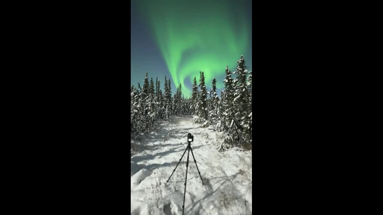 Video - Clip: Vòng xoáy màu xanh xuất hiện trên bầu trời Alaska