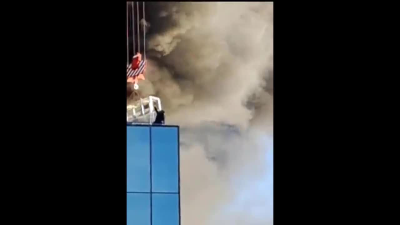 Video - Clip: Giải cứu nam công nhân khỏi tòa nhà đang bốc cháy ngùn ngụt