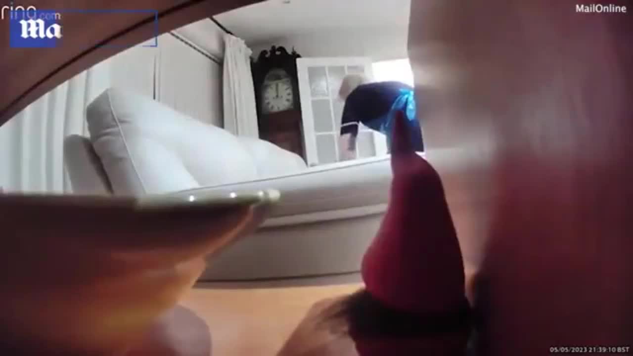 Video - Lắp camera, con gái chứng kiến cảnh gây sốc trong phòng ngủ của mẹ