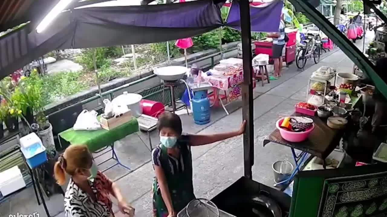 Video - Clip: Đang chiên trứng, người đàn ông bị chảo dầu sôi đổ ập vào người