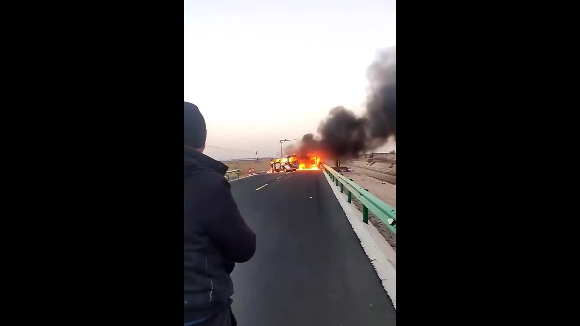 Video - Clip: Xe buýt va chạm với xe bán tải gây cháy lớn, 8 người thiệt mạng