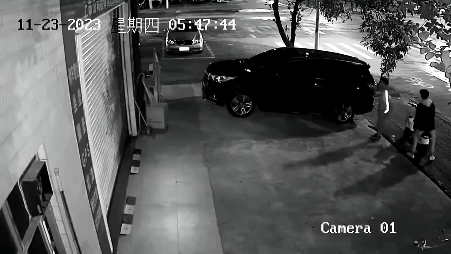 Video - Đi cướp ô tô gặp ngay chủ xe đang ngủ, 2 thanh niên hoảng sợ bỏ chạy