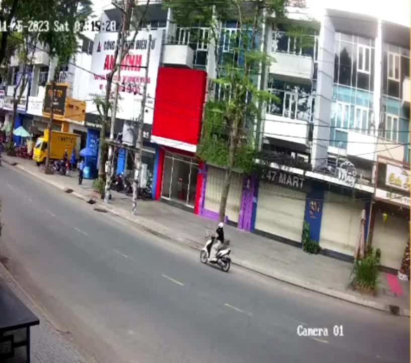 Video - Clip: Nữ tài xế lái ô tô lao thẳng vào cột điện, 3 mẹ con bị thương