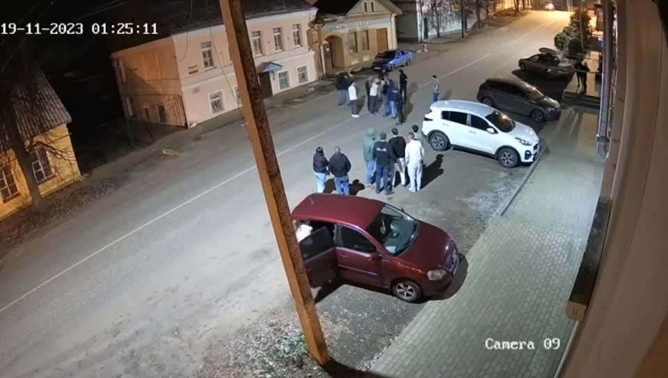 Video - Clip: Tài xế ô tô cố tình nhấn ga, đâm thẳng vào nhóm người trên đường