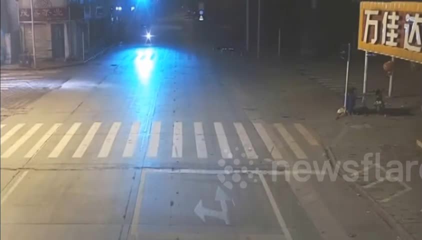 Video - Clip: Va chạm ngay ngã tư, người đàn ông đi xe máy bay lên nóc ô tô