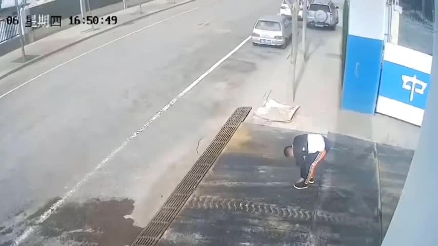 Video - Clip: Cúi xuống buộc dây giày, người đàn ông bị cánh cửa hạ gục