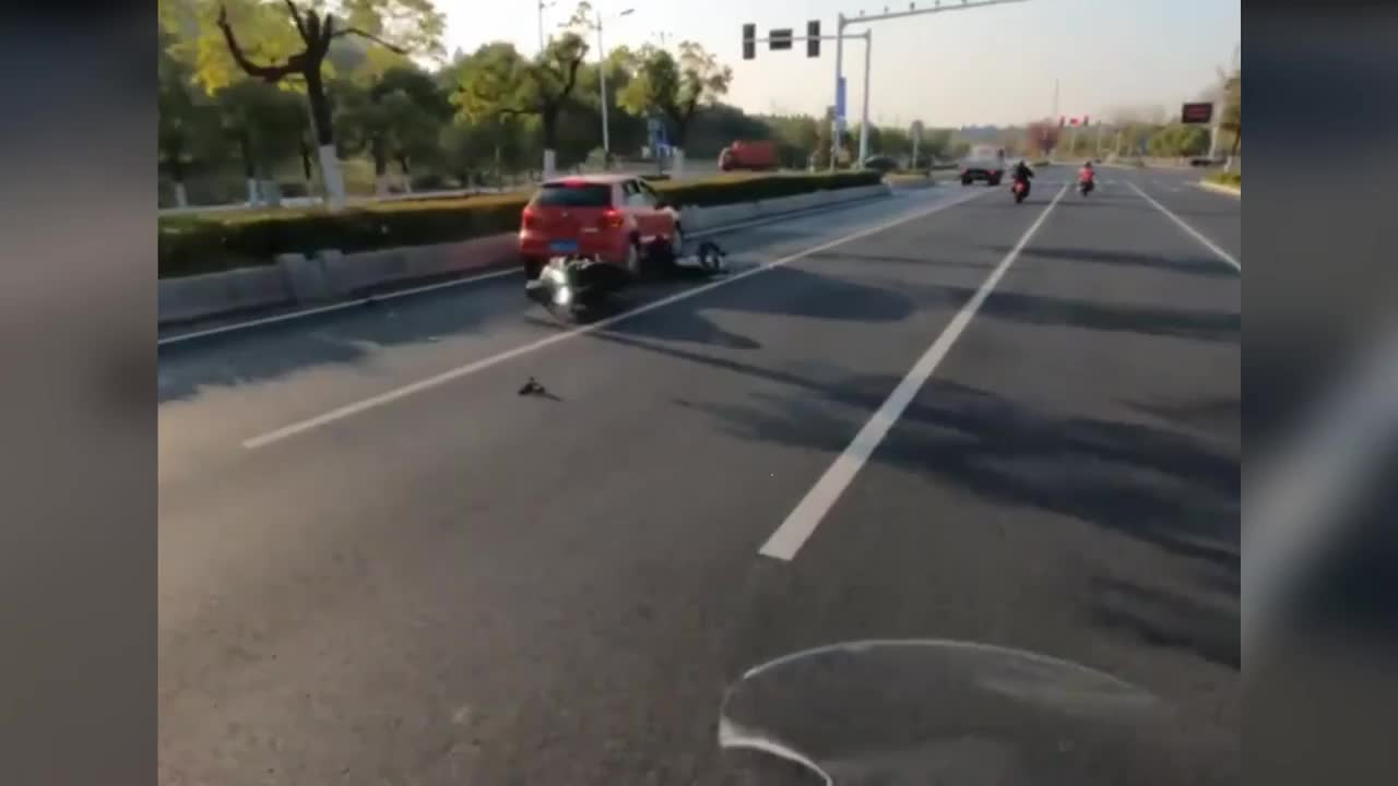 Video - Clip: Ô tô đột ngột đánh lái khó hiểu, đâm gục xe máy trên phố
