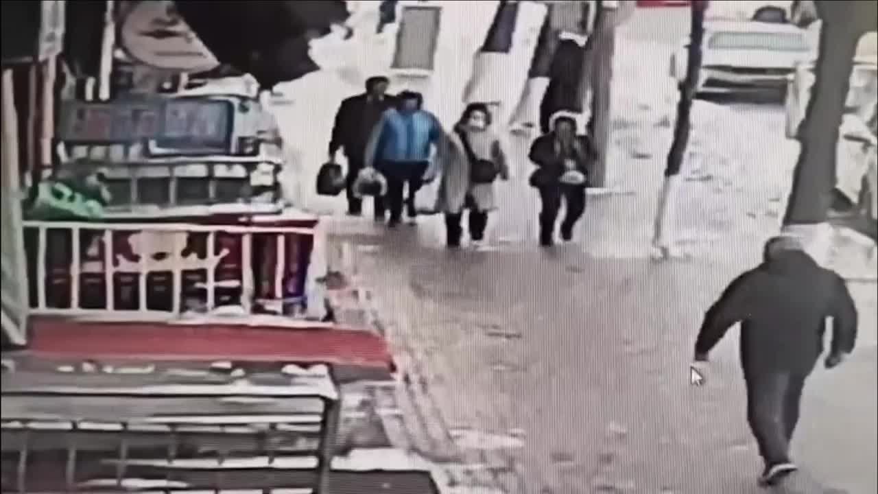 Video - Clip: Đang đi đường, người đàn ông ngã gục xuống đường bất tỉnh