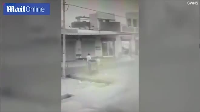Video - Clip: Đứng trú bão, người đàn ông bị gió thổi bay lên không trung