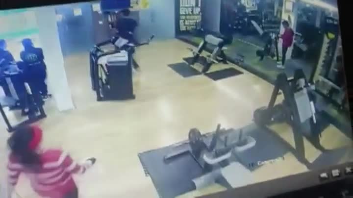 Video - Clip: Lên cơn đau tim, người đàn ông tử vong khi đang tập gym