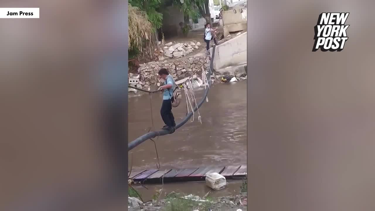 Video - Clip: Học sinh phải đi cầu dây tạm qua sông đầy cá sấu đến trường