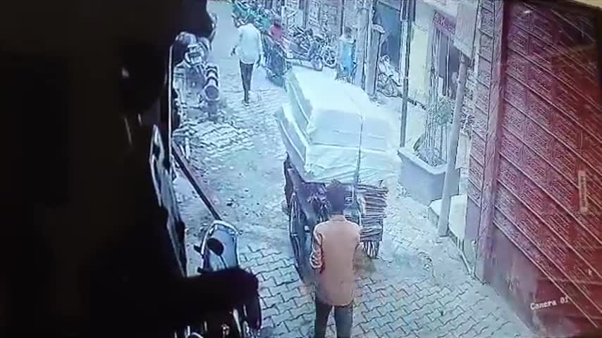 Video - Clip: Ban công bất ngờ đổ sập, đè trúng người đàn ông đi xe máy