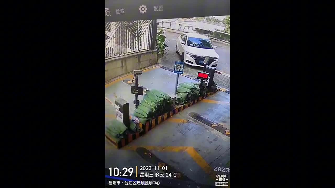 Video - Clip: Quên kéo phanh tay, nữ tài xế khiến ô tô đâm nát đầu Porsche 