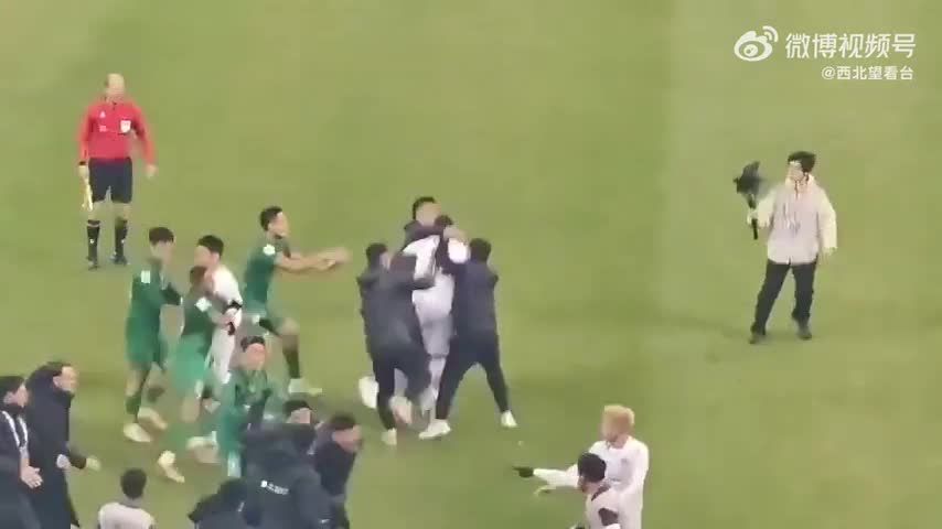Video - Clip: Cầu thủ Trung Quốc và Thái Lan hỗn chiến kinh hoàng trên sân