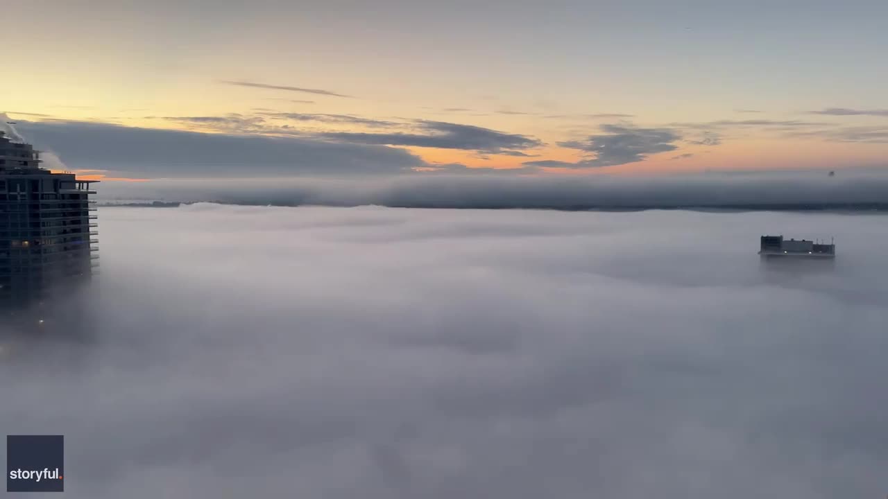 Video - Sương mù dày đặc bao phủ một thành phố ở Canada