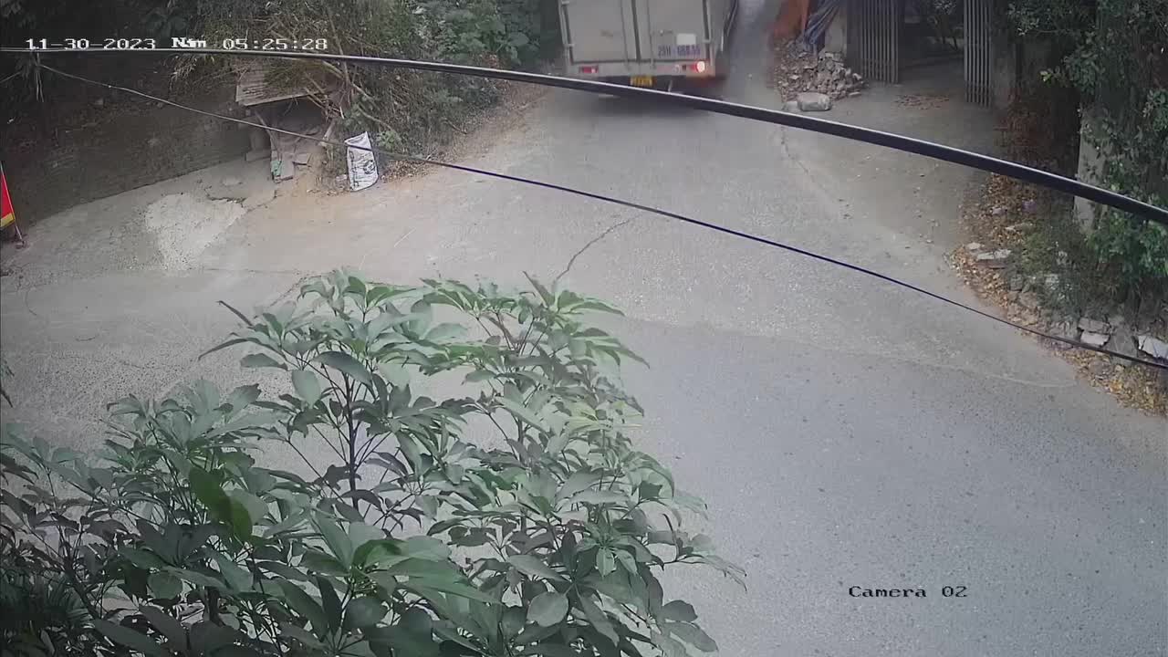 Video - Clip: Xe tải trôi xuống dốc, 2 người đi xe máy vội chạy thoát thân