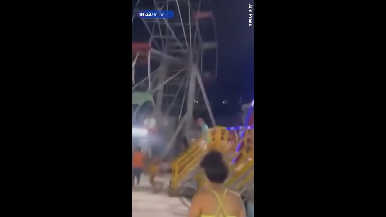 Video - Clip: Chơi đu quay khổng lồ, bé gái 11 tuổi bị treo lơ lửng trên không