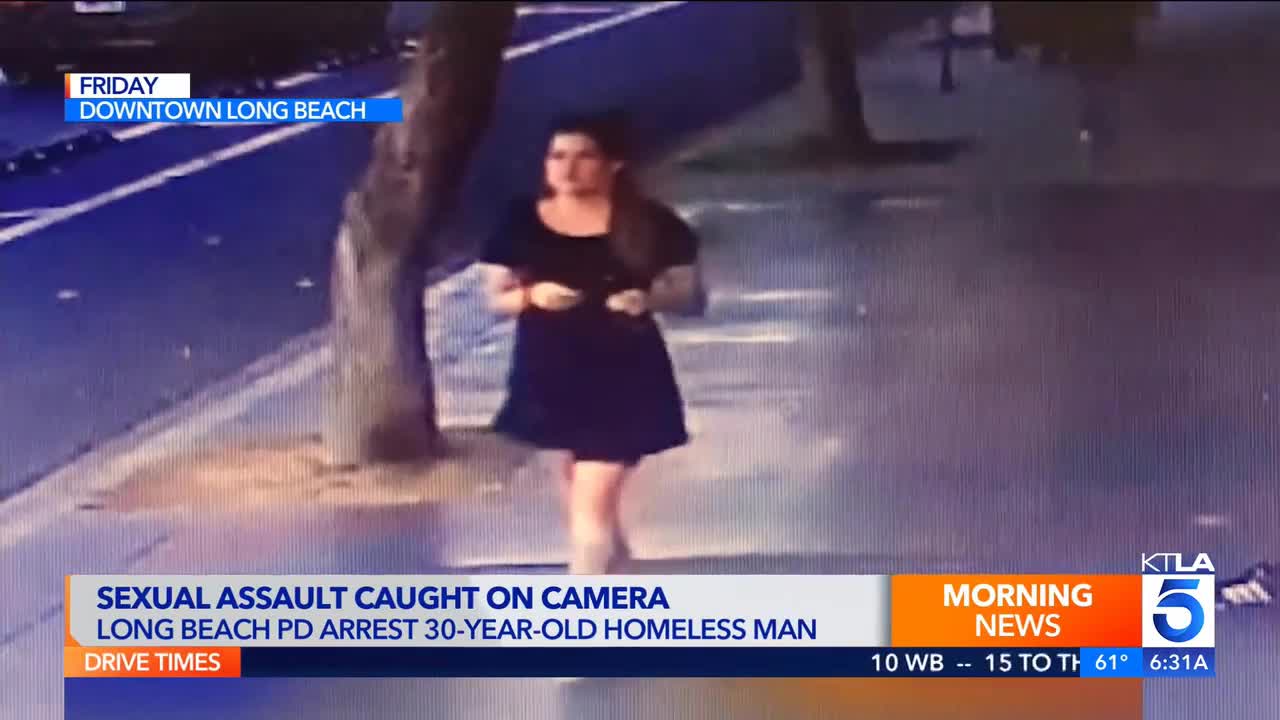 Video - Đang đi bộ trên phố, cô gái bị tên biến thái tấn công và cái kết