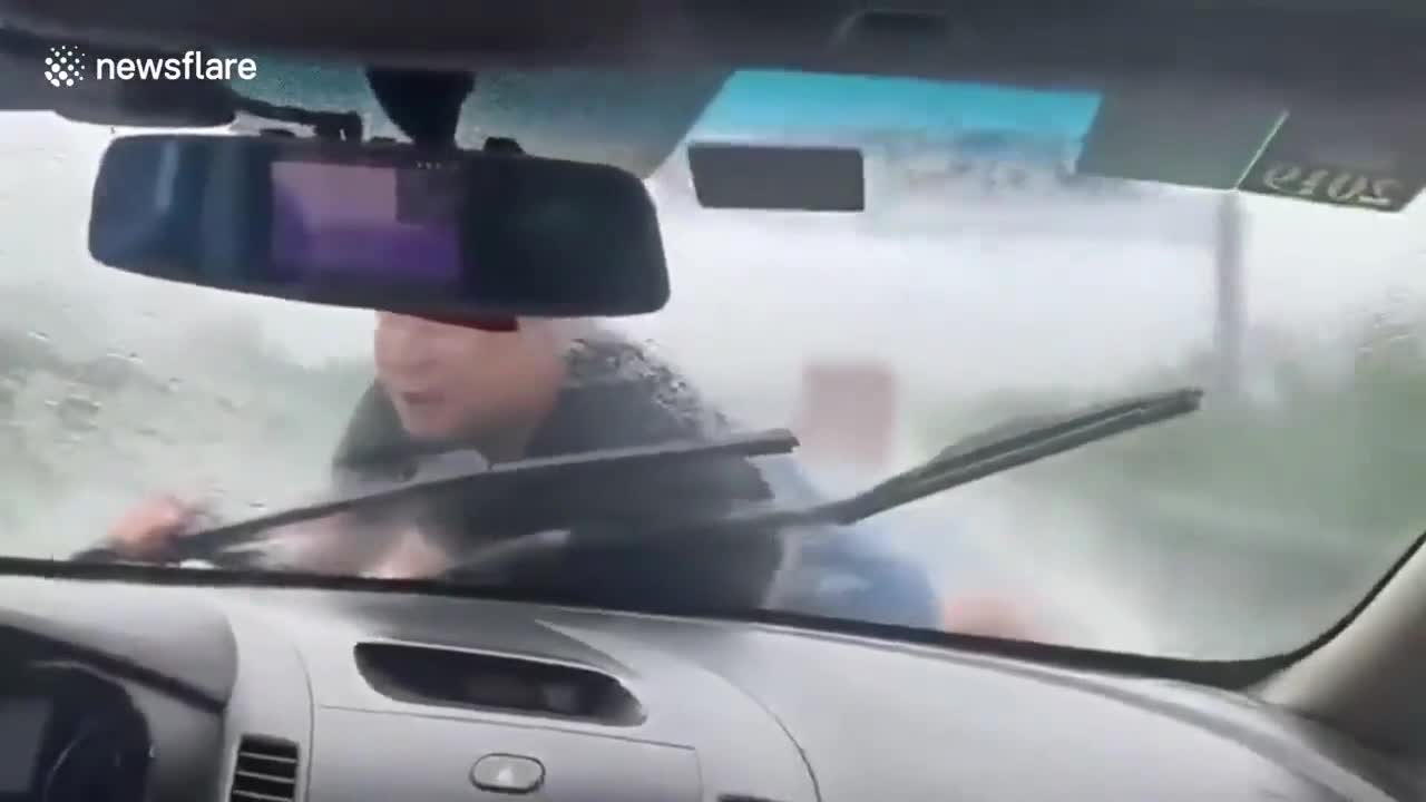 Video - Clip: Kinh hoàng người đàn ông bám vào xe vợ cũ chạy trên cao tốc