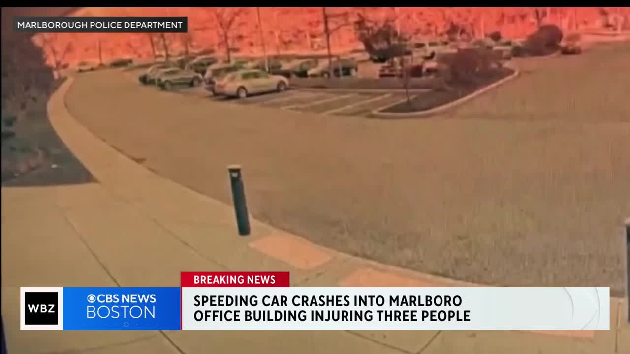Video - Clip: Ôtô lao như tên bắn đâm bay cột bê tông rồi lao vào sảnh tòa nhà