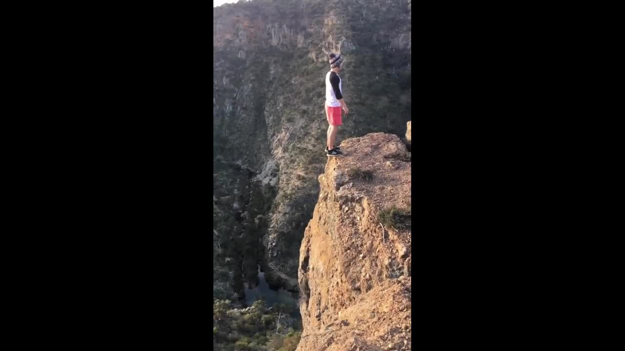 Video - Clip: Kịch tính cảnh người đàn ông nhảy lộn ngược trên vách núi