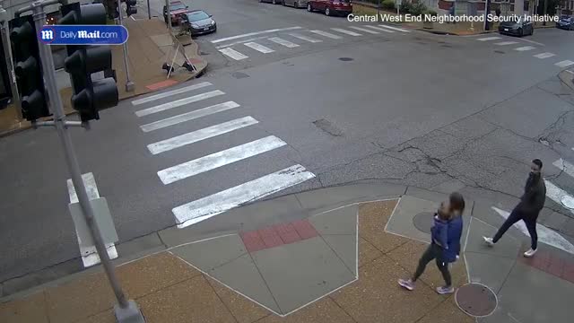 Video - Nam thanh niên tấn công người phụ nữ, bắt cóc trẻ em ngay giữa phố