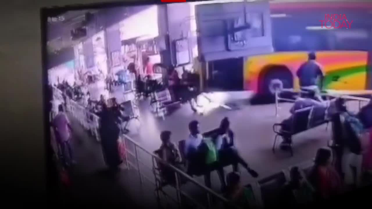 Video - Clip: Xe buýt bất ngờ lao vào sân ga khiến 3 người thiệt mạng