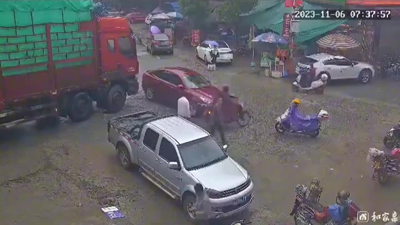 Video - Clip: Tranh cãi, tài xế xe tải nổi điên nhấn ga đâm ô tô con liên tiếp