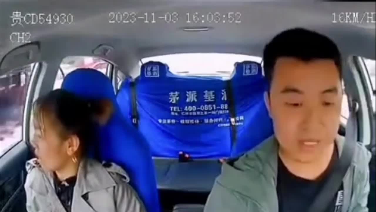 Video - Clip: Cãi nhau với tài xế, nữ hành khách bất ngờ mở cửa nhảy khỏi taxi