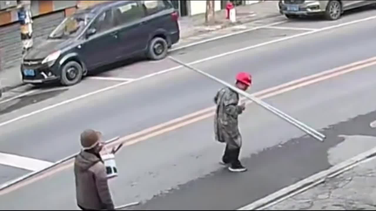 Video - Clip: Tông vào ống thép, người đi xe máy vỡ xương sọ sau cú va chạm