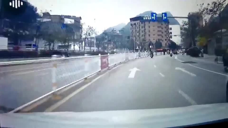 Video - Con trai bất ngờ rơi xuống đường, bố vẫn thản nhiên lái xe đi tiếp