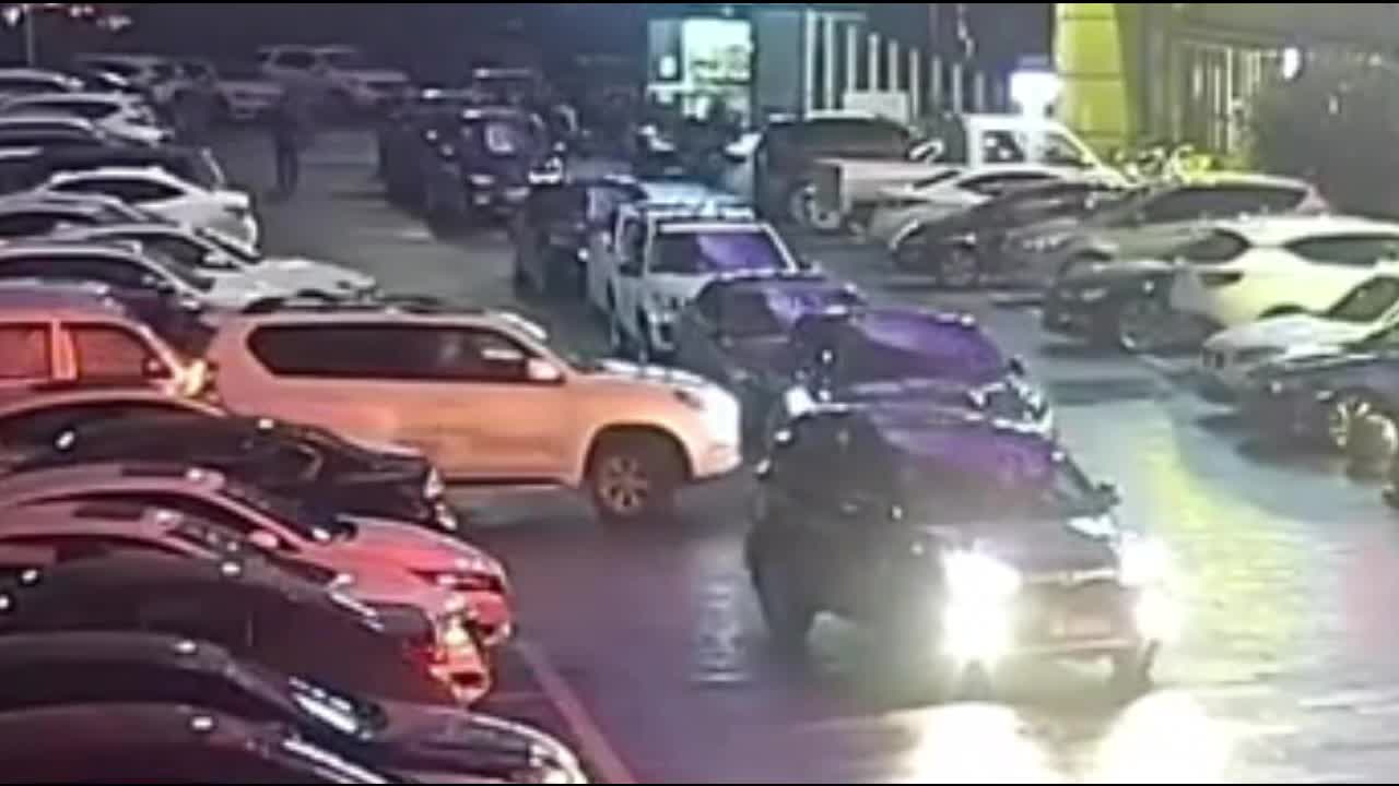 Video - Clip: Bị chắn đường, nữ tài xế hung hăng húc xe khác 11 lần rồi bỏ đi